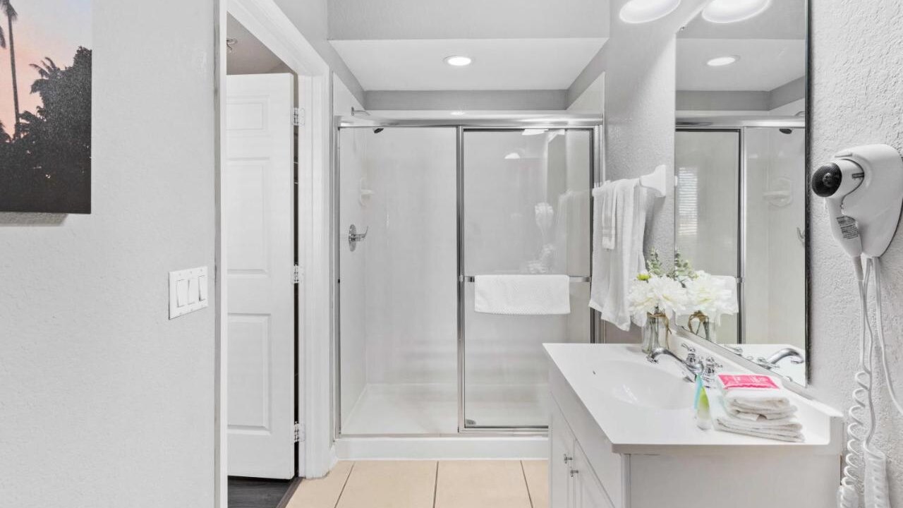 4845-144 Modern Multi-Story 3-BD Condo at VIstaCay - Image 23