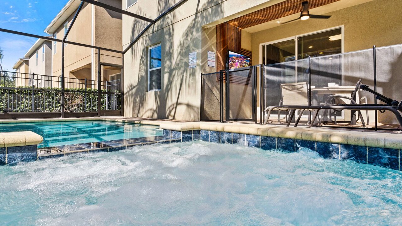 500 Luxurious 8BR Villa with Private Pool/Spa - Image 1