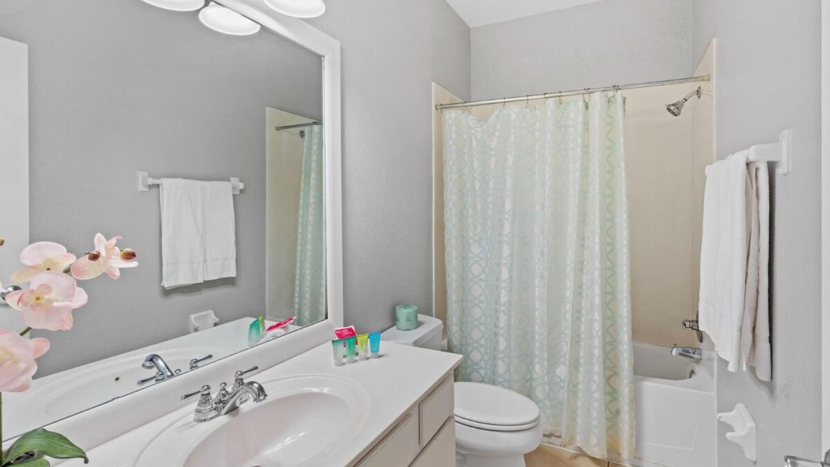 5015 Stunning 3BR/3.5BA Townhouse in Vista Cay #44 - Image 28