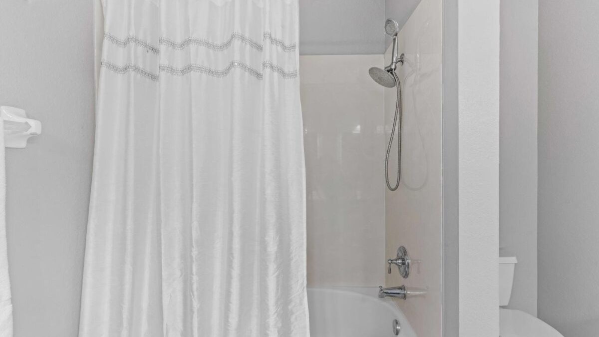 5015 Stunning 3BR/3.5BA Townhouse in Vista Cay #44 - Image 36