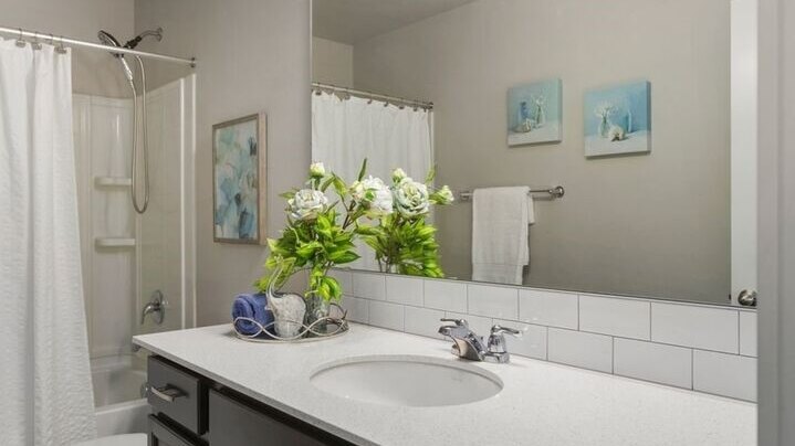 19932 Stylish & Spacious 5BR/3BA Home in Spanaway - Image 7