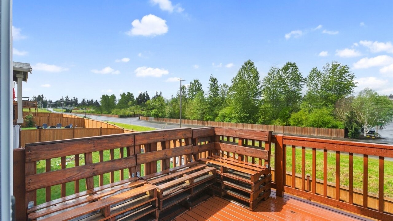 19932 Stylish & Spacious 5BR/3BA Home in Spanaway - Image 20