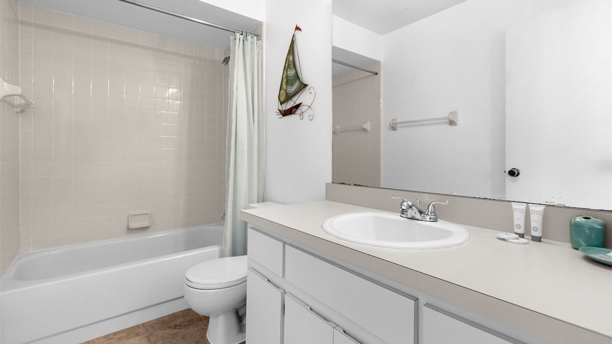 2974 Family-Friendly 3-Bedroom Pool Home - Image 22