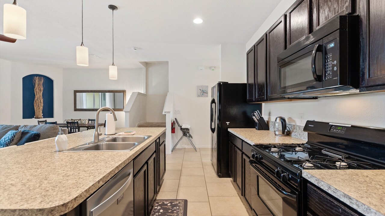4723 Private 4BR Oasis w/ Pool Near Disney - Image 9